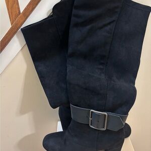 Black boot / never worn/2 inch black heels